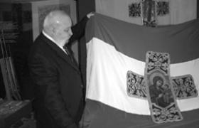 п-к Йотов показва копието на Самарското знаме